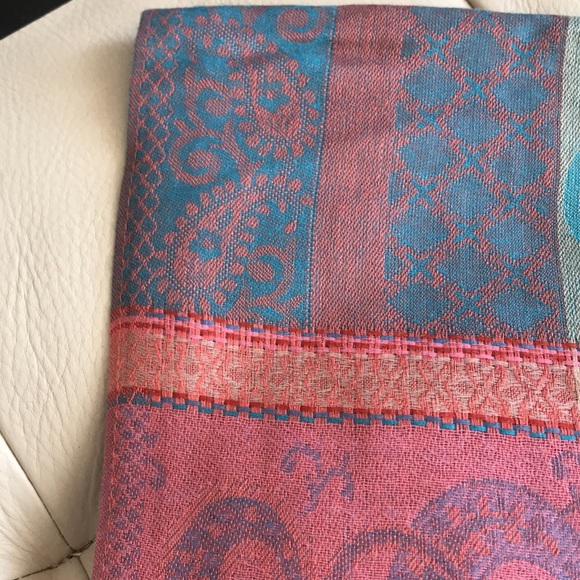 Pretty scarf/wrap - Picture 2 of 6